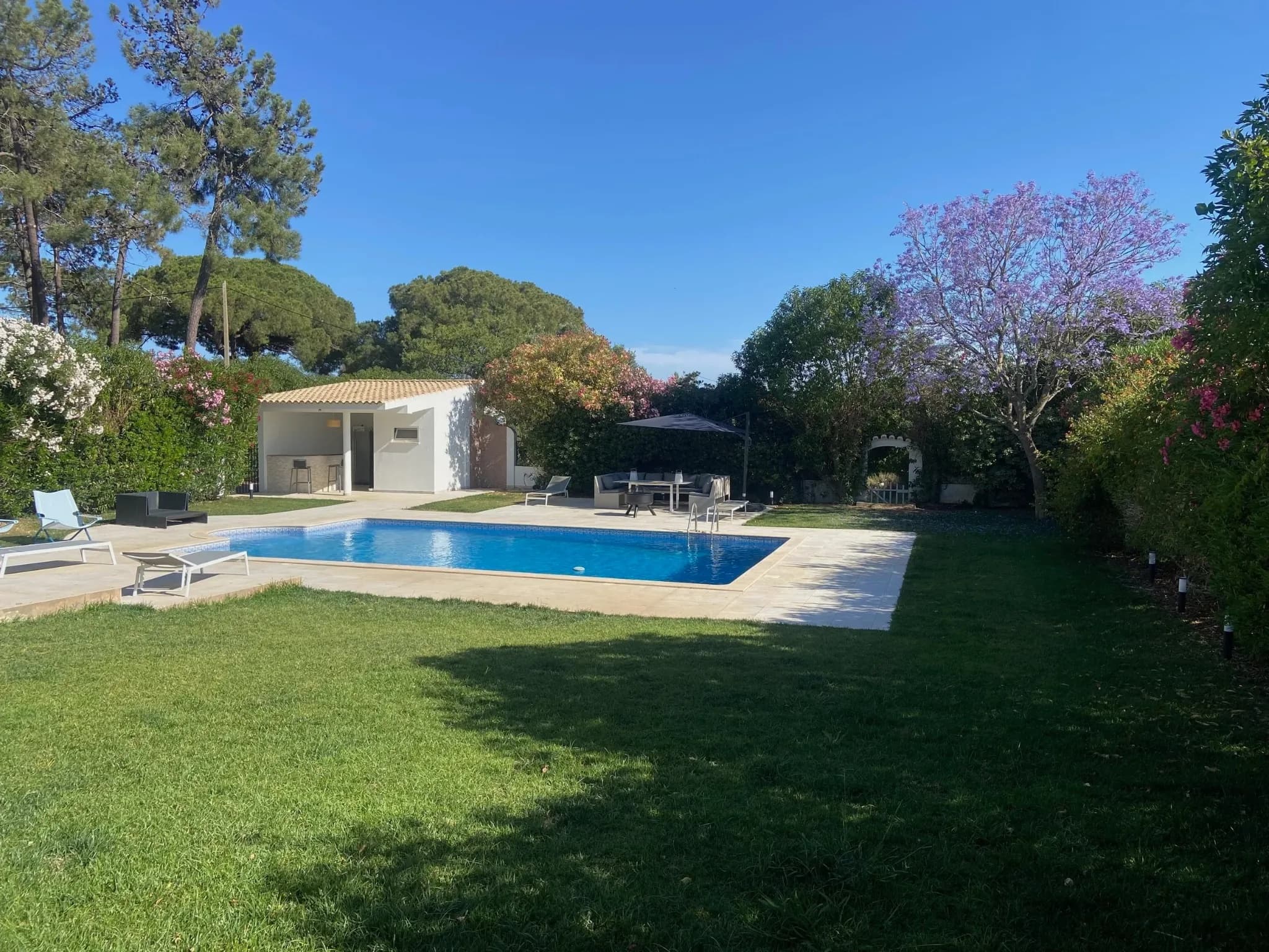 Swimming pool and gardens at Quinta Verde Algarve